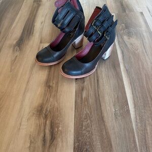 Freebird Bonnie Black Leather Buckle Strap Block Heels Size 7 Boho Chic